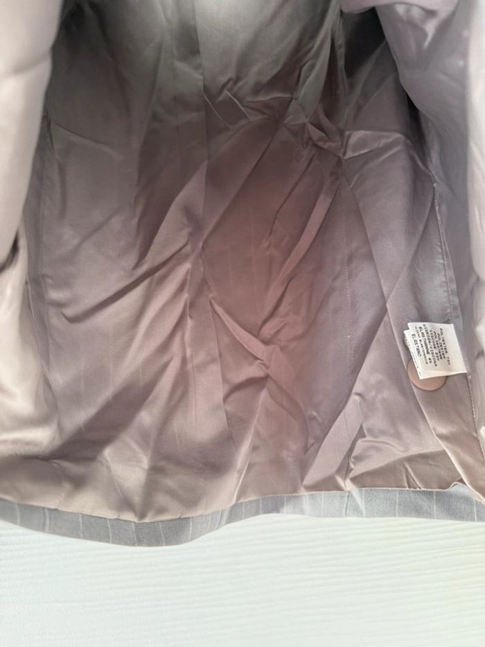 Veste de tailleur grise à rayures blanches classe élégante - photo numéro 7