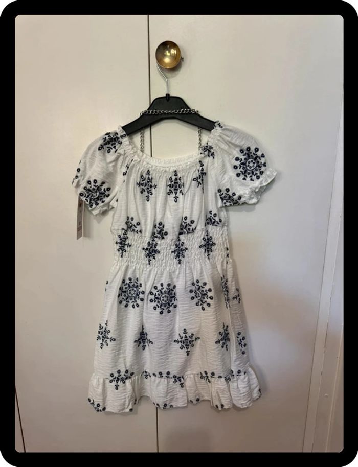 Robe blanche à détails bleus - photo numéro 2