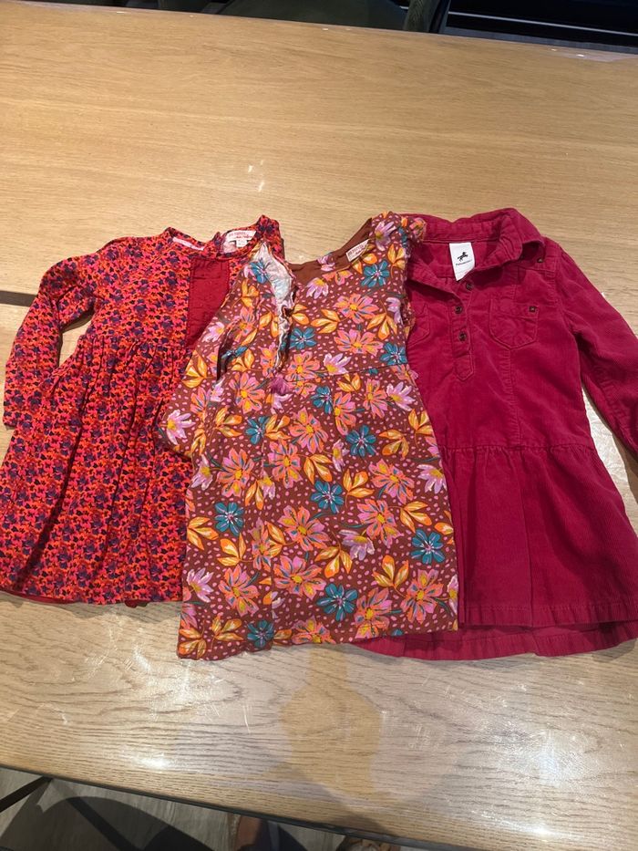 3 robes (2 du pareil au même) 1 palimino