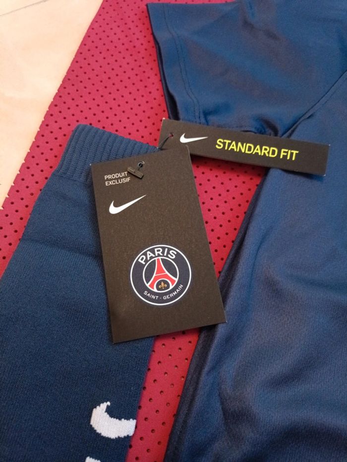 Tenue de foot PSG, Nike Authentique Officiel taille enfant 5/6 ans, Neuf - photo numéro 6