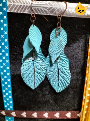 Boucles d'oreilles feuilles pendantes bleues