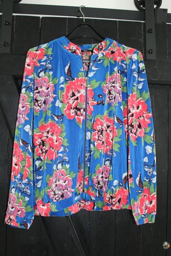 Veste bleue avec fleurs rose/rouge