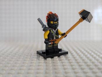 Figurine Ninjago : Cole avec son marteau géant, style lego