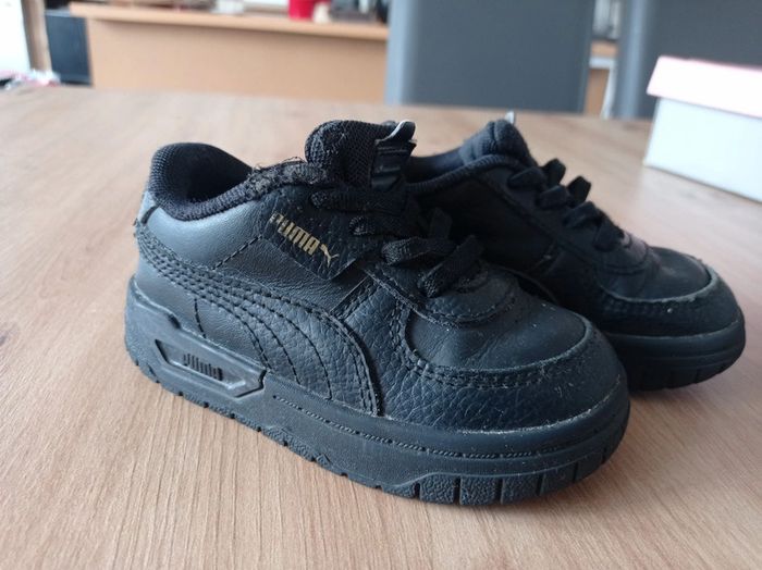 Baskets taille 19 - photo numéro 2
