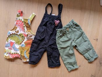 Lot de deux salopettes et un pantalon en TBE