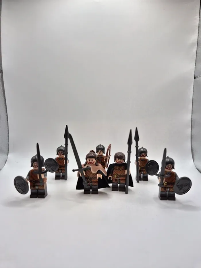 Figurines type lego 7 guerriers du loup dont le Roi game of thrones seigneur des anneaux