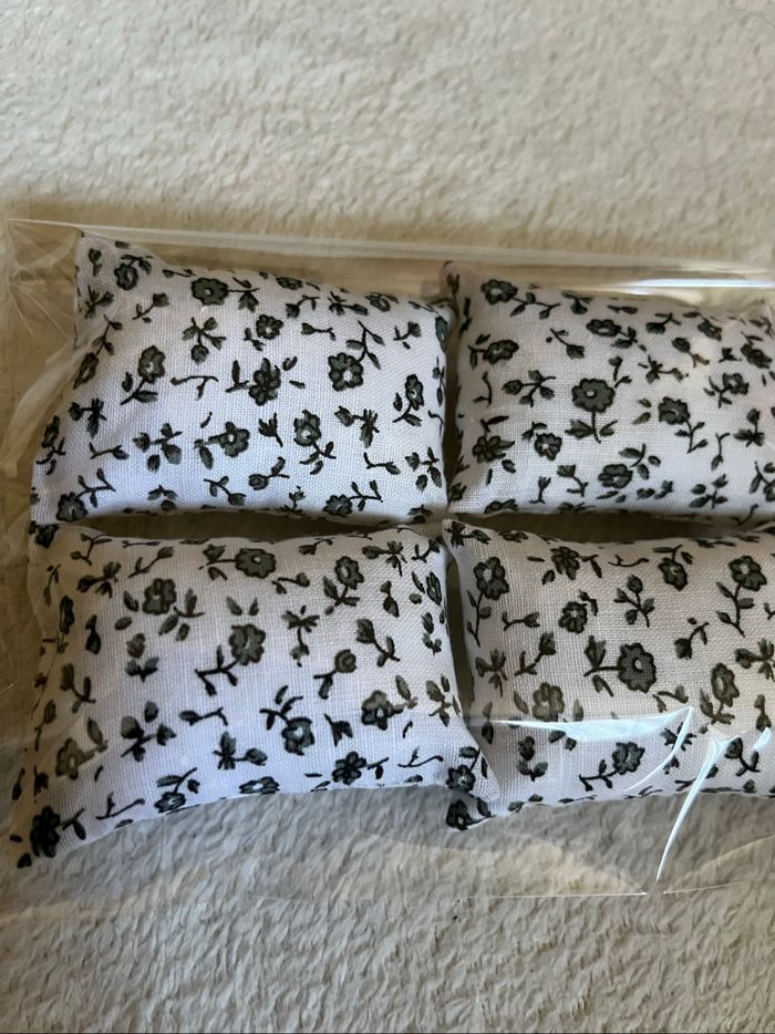 Lot 4 coussins pour barbie Neuf - photo numéro 2