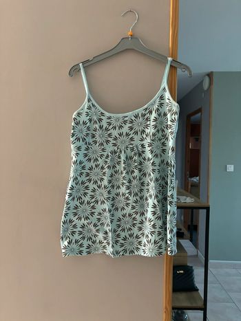 Débardeur bleu clair avec motifs marrons fleurs