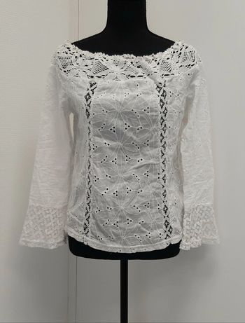 Très jolie blouse en broderie anglaise et dentelle col bateau / Bardot