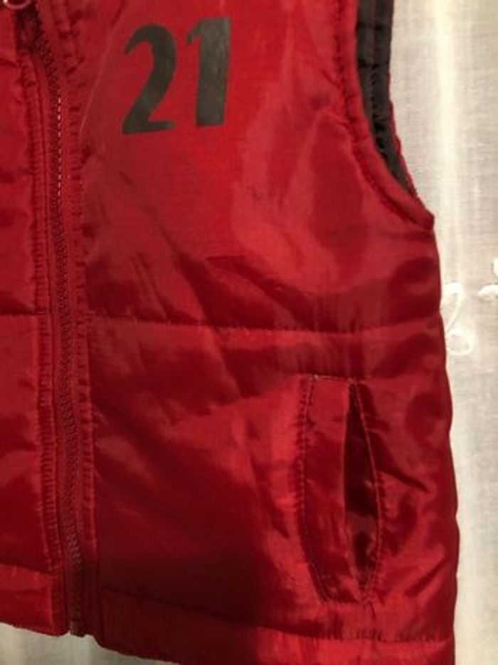 Blouson sans manche rouge 12 mois - photo numéro 2