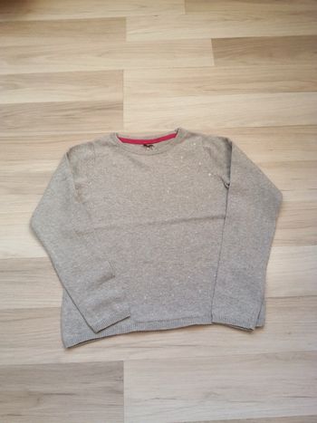 Pull léger étoiles brillantes sur le devant