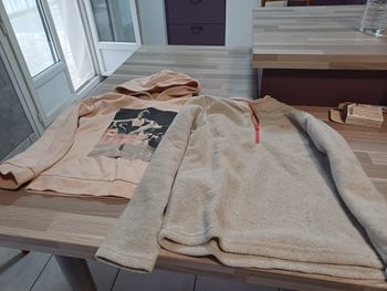 2 sweats filles Taille 8 ans