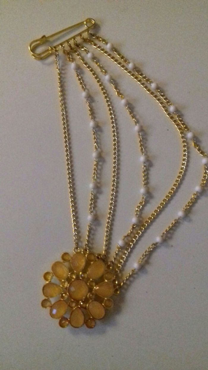 Broche jaune orangé