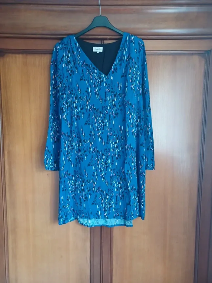Robe imprimée sur fond bleu