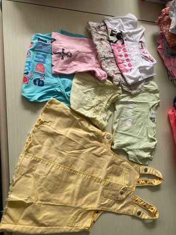 Robe Zara jaune et tee shirts