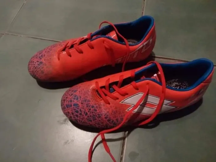 Chaussures foot avec crampons plastique - photo numéro 2
