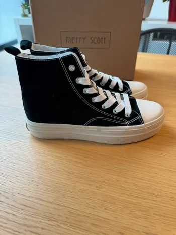 Baskets montantes Merry Scott taille 40 noir neuves