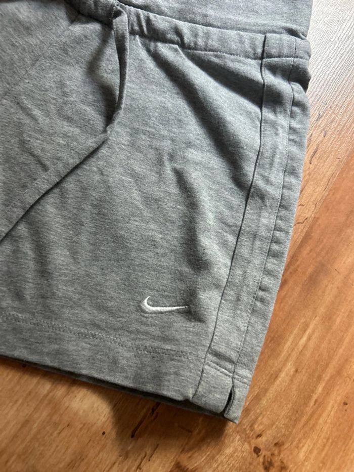 Short de sport gris Nike - taille XS - photo numéro 2
