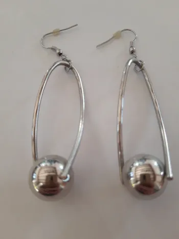Très jolies boucles d'oreilles pendantes