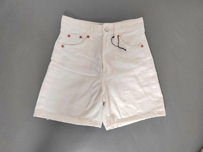 Short / bermuda Zara
Coton
Blanc
Taille 32
Neuf avec étiquette