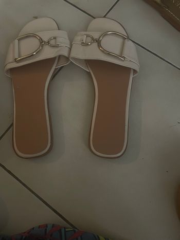 Magnifiques sandales plates rose poudré avec boucle dorée neuves 