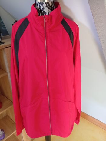 Jolie veste coupe vent  avec cordon de serrage en bas