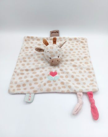 Doudou plat girafe blanc beige rose NATTOU taches marron fleur coeur