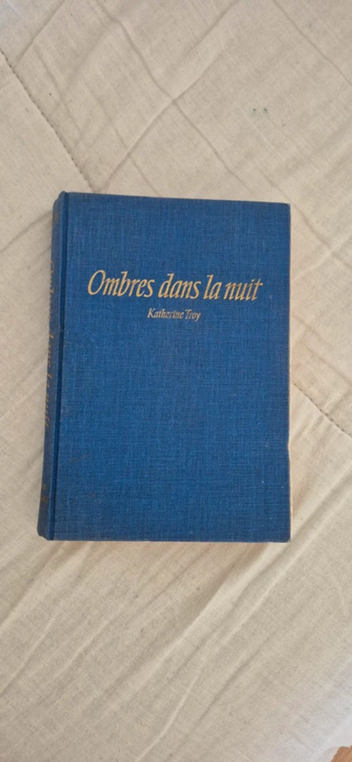 Livre ombres dans la nuit de Katherine Troy