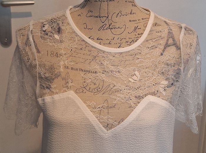 Blouse blanche avec col et manches en dentelle délicate et transparente - photo numéro 2