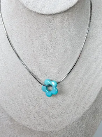 Collier serpent minimaliste et fleur turquoise – style pop & tendance