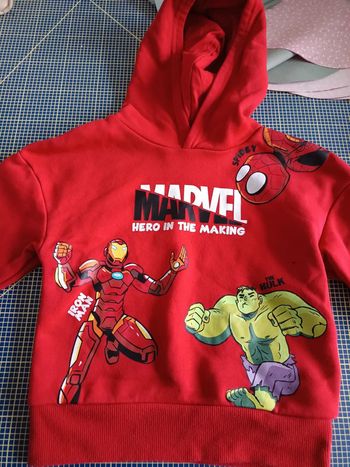 Sweat marvel 2/3 ans comme neuf