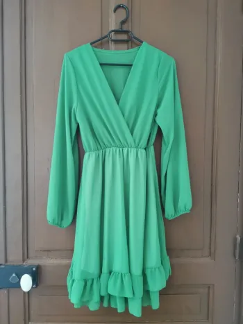 Robe volants vert pomme.