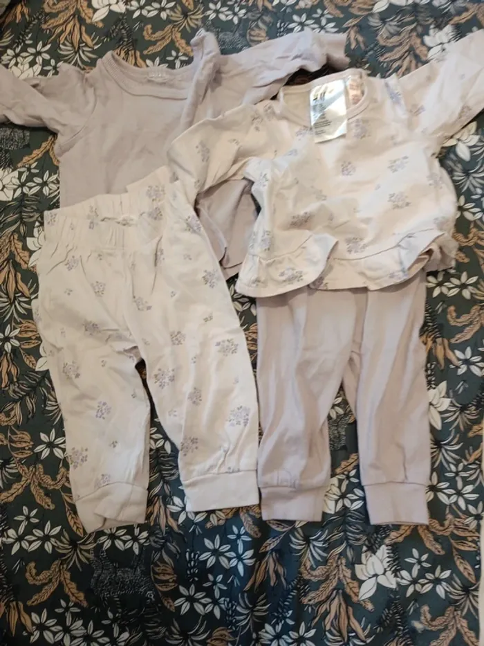 Lot de 2 pyjamas deux pièces 56cm H&M violet fleurs roses