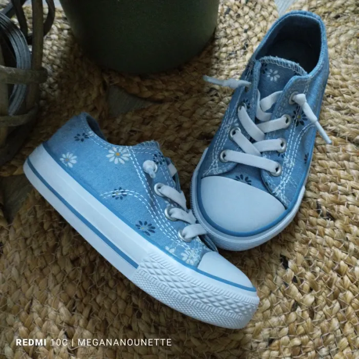 🌸👟 Baskets effet jean fleuri – Pointure 26 – Très bon état – Ouverture magique - photo numéro 3