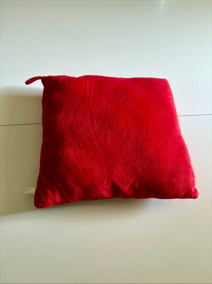 Coussin carré rouge avec brodé « La cigogne » - photo numéro 3
