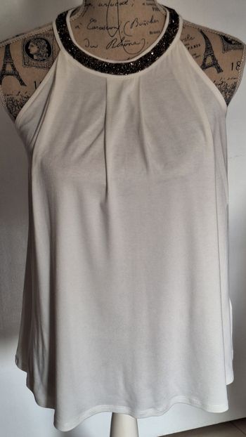 Top blanc à épaules dénudées et col en strass