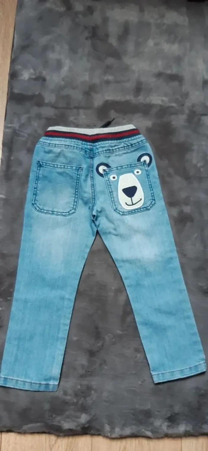 Pantalon jeans c&a 98 cm (3 ans) bleu clair motif chien en parfait état - photo numéro 2