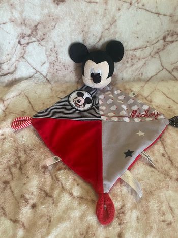 Doudou plat losange Mickey Mouse gris rouge nuage étoile rayé Disney Nicotoy Simba Toys