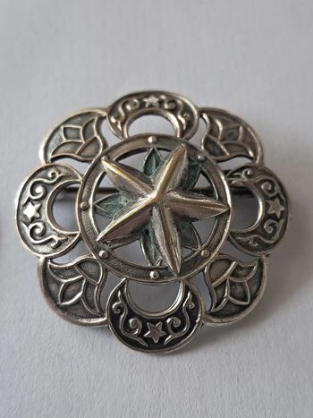 Broche à décor d étoile, lunes et fleurs de papyrus