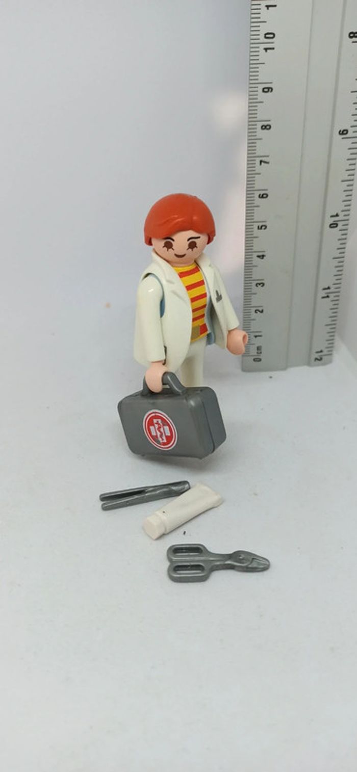 Femme médecin avec mallette et accessoires playmobil - photo numéro 3