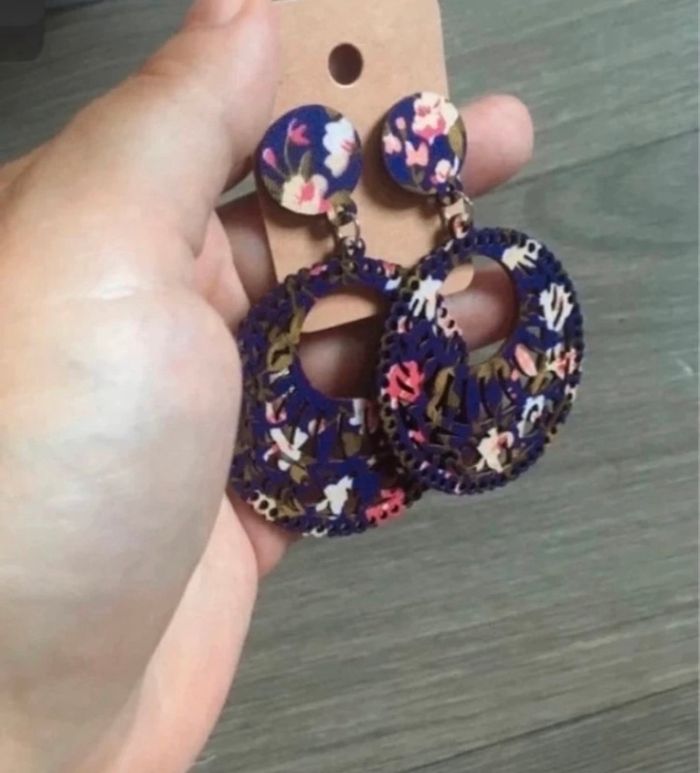 Boucles d’oreilles NEUVES avec étiquette pour femme forme ronde couleur violet foncé - photo numéro 6