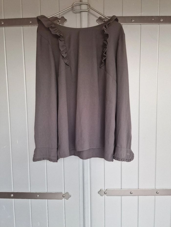 Haut noir manches longues avec details volants