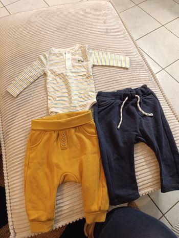 Ensemble 2 joggings+ un body taille 6 mois