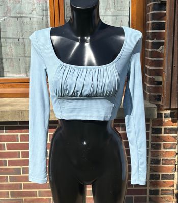 🦋 Top court à col carré ruché bleu clair – T36 
