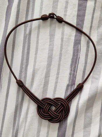 Collier nœud marron