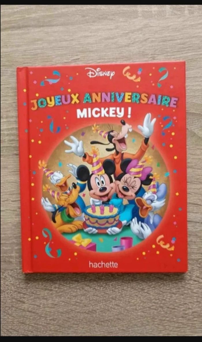 livre Joyeux anniversaire mickey Hachette Très bon état