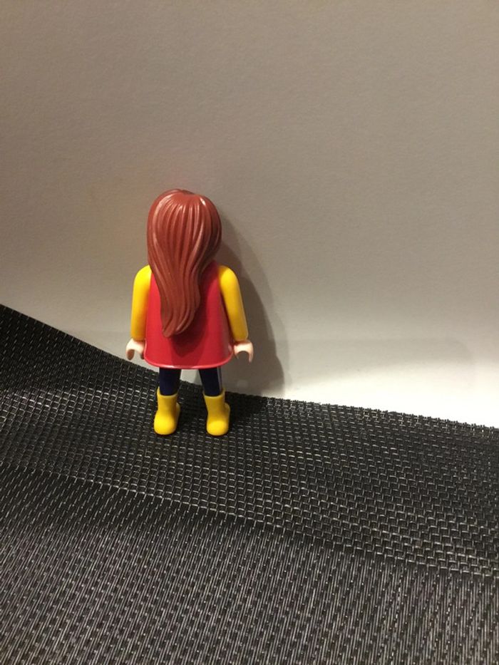 Playmobil figurine femme brune pantalon et bottes jaunes haut à fleurs - photo numéro 2