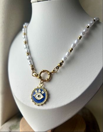 Collier en perles et pendentif œil du diable 