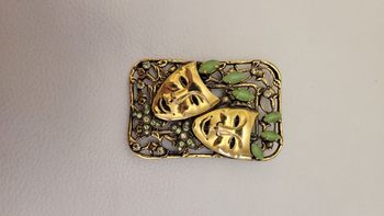 Broche doré visages 