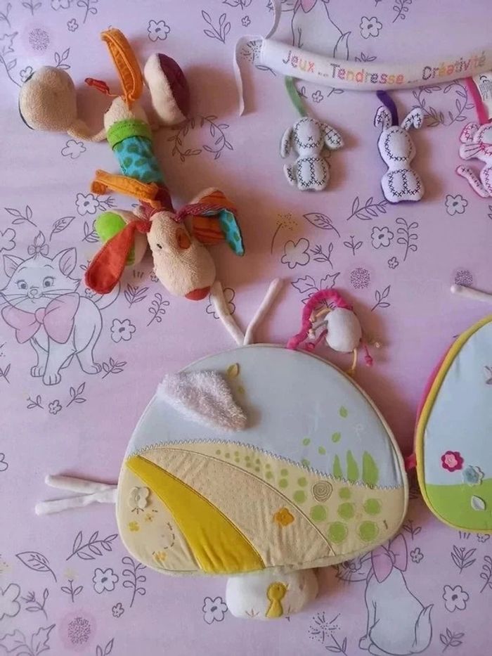 Jouets peluches d'éveil colorés acidulés à suspendre au lit ou à la poussette - photo numéro 11